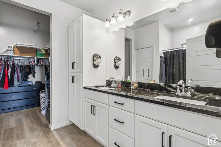 Dual vanity with undermount sinks and dark stone countertop