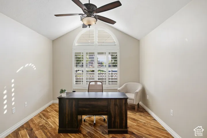 Vaulted ceiling with an installed ceiling fan and light fixture