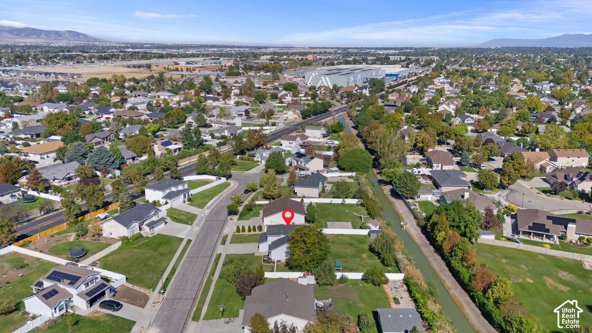 Expansive neighborhood setting featuring established residential properties and natural landscaping