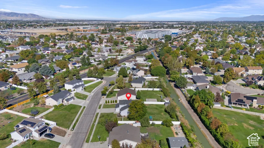 Expansive neighborhood setting featuring established residential properties and natural landscaping