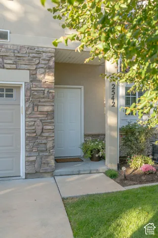 Stone veneer exterior accents