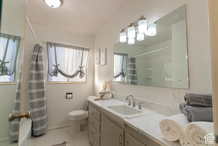 Vanity with an integrated sink and a large wall-mounted mirror