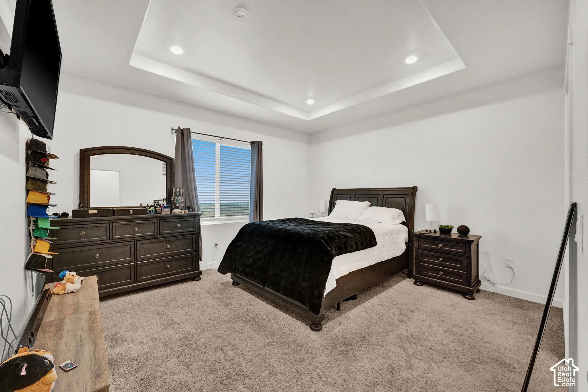 Primary suite with recessed lighting & tray ceiling.