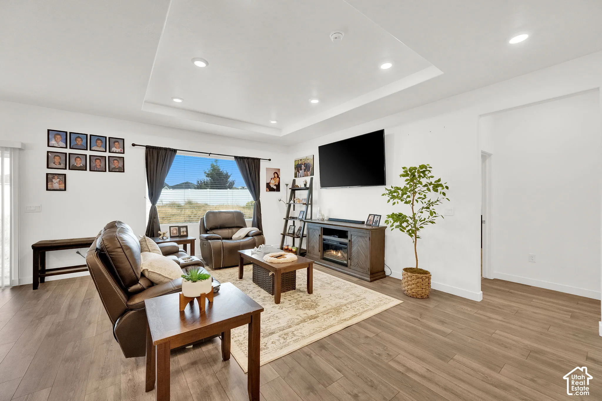 Recessed lighting with a tray ceiling accent