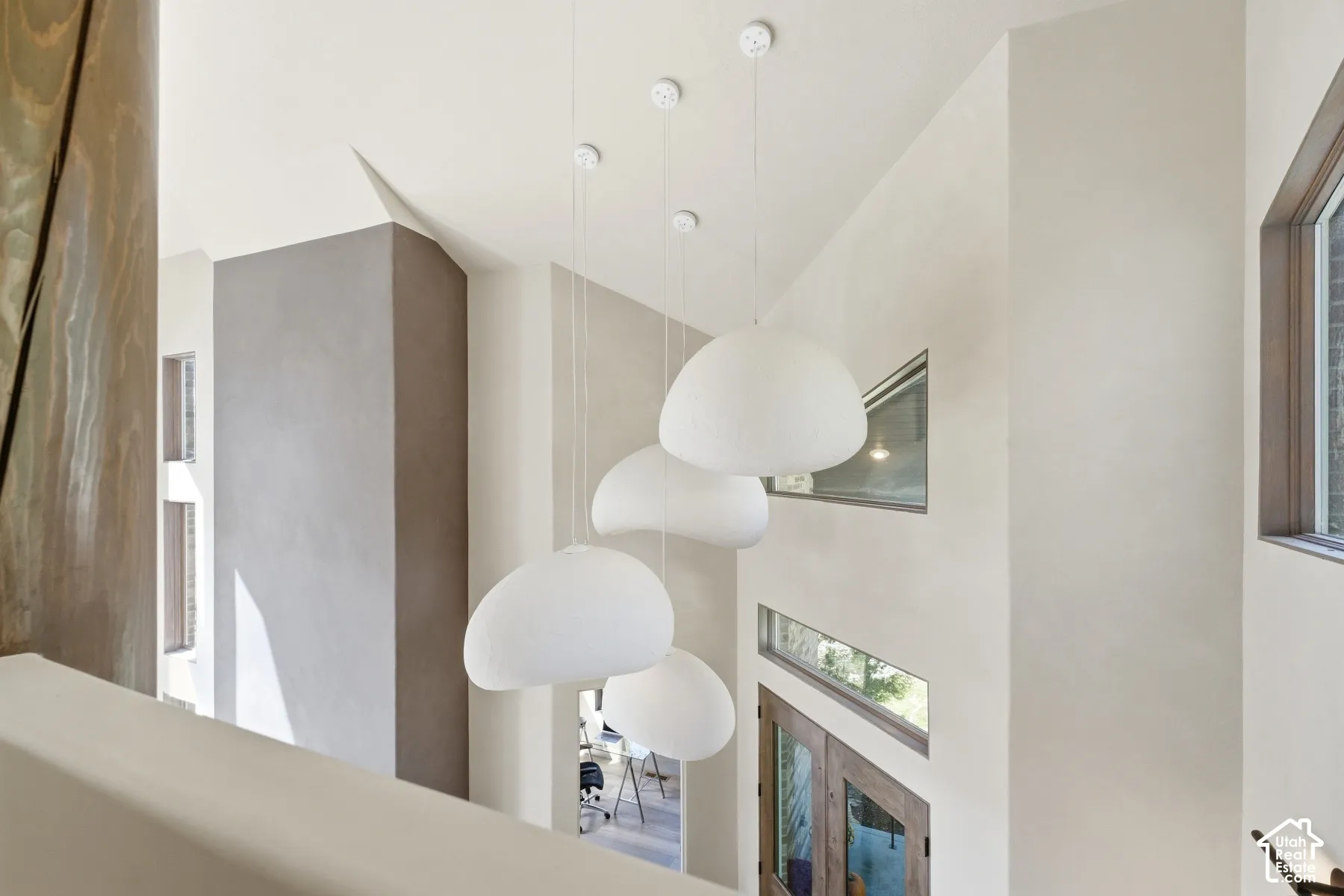Vaulted ceiling with multiple pendant light fixtures