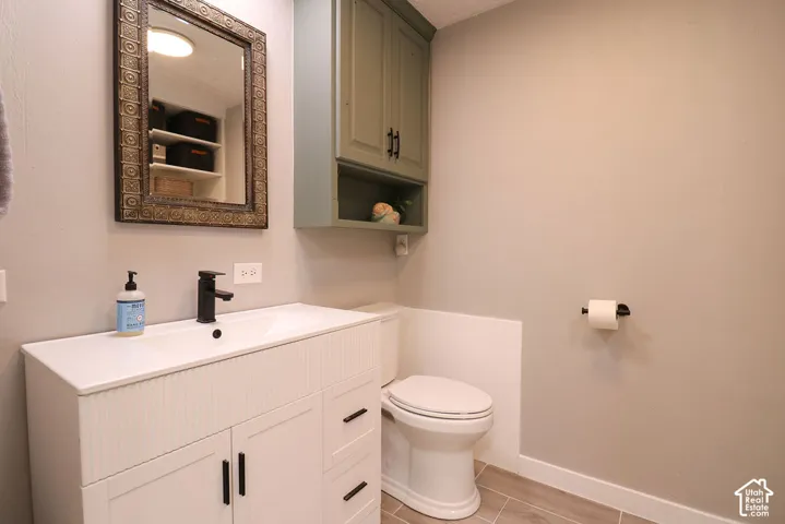White vanity with textured drawer fronts, integrated sink, and matte black faucet