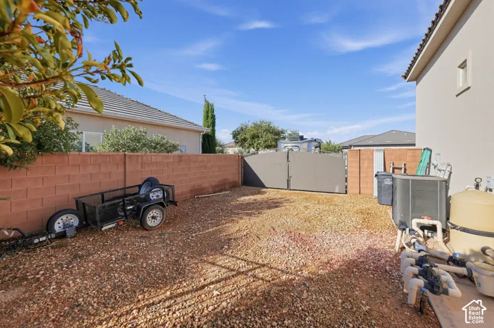 huge side yard for more parking