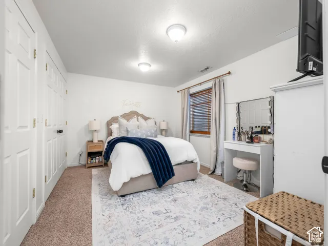 Recessed lighting, wood-finish blinds, and light-tone carpeting
