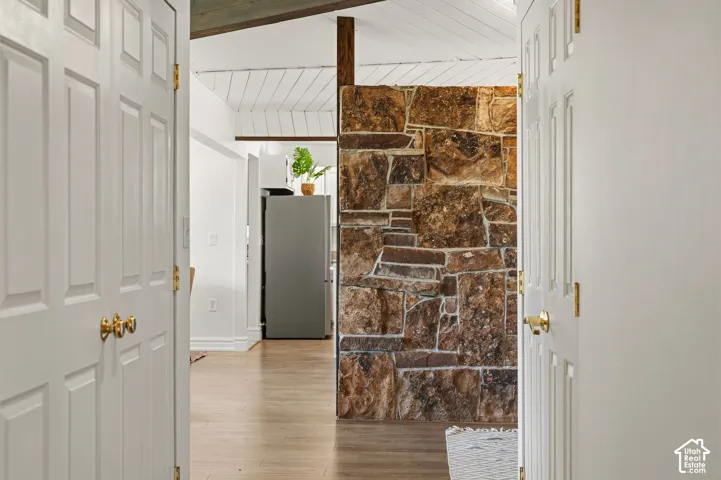 Stone accent wall with varied brown and tan tones