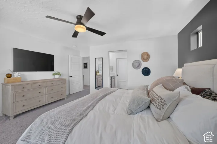 Ceiling fan with integrated lighting