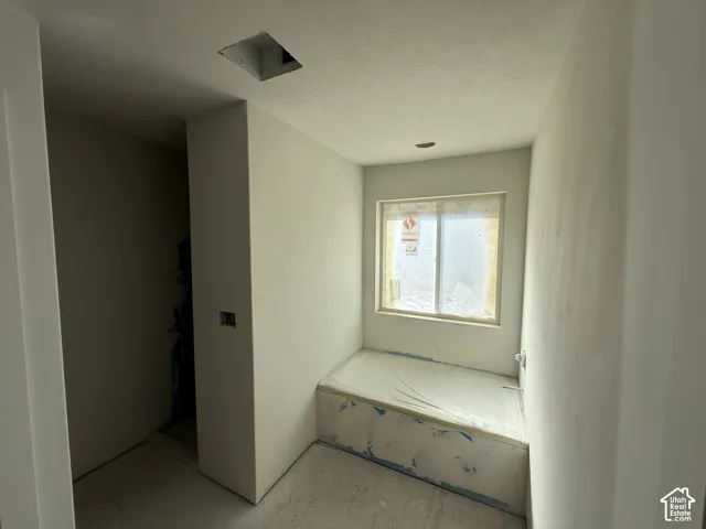 Recessed ceiling light fixture