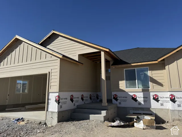 Beige horizontal siding with vertical accents