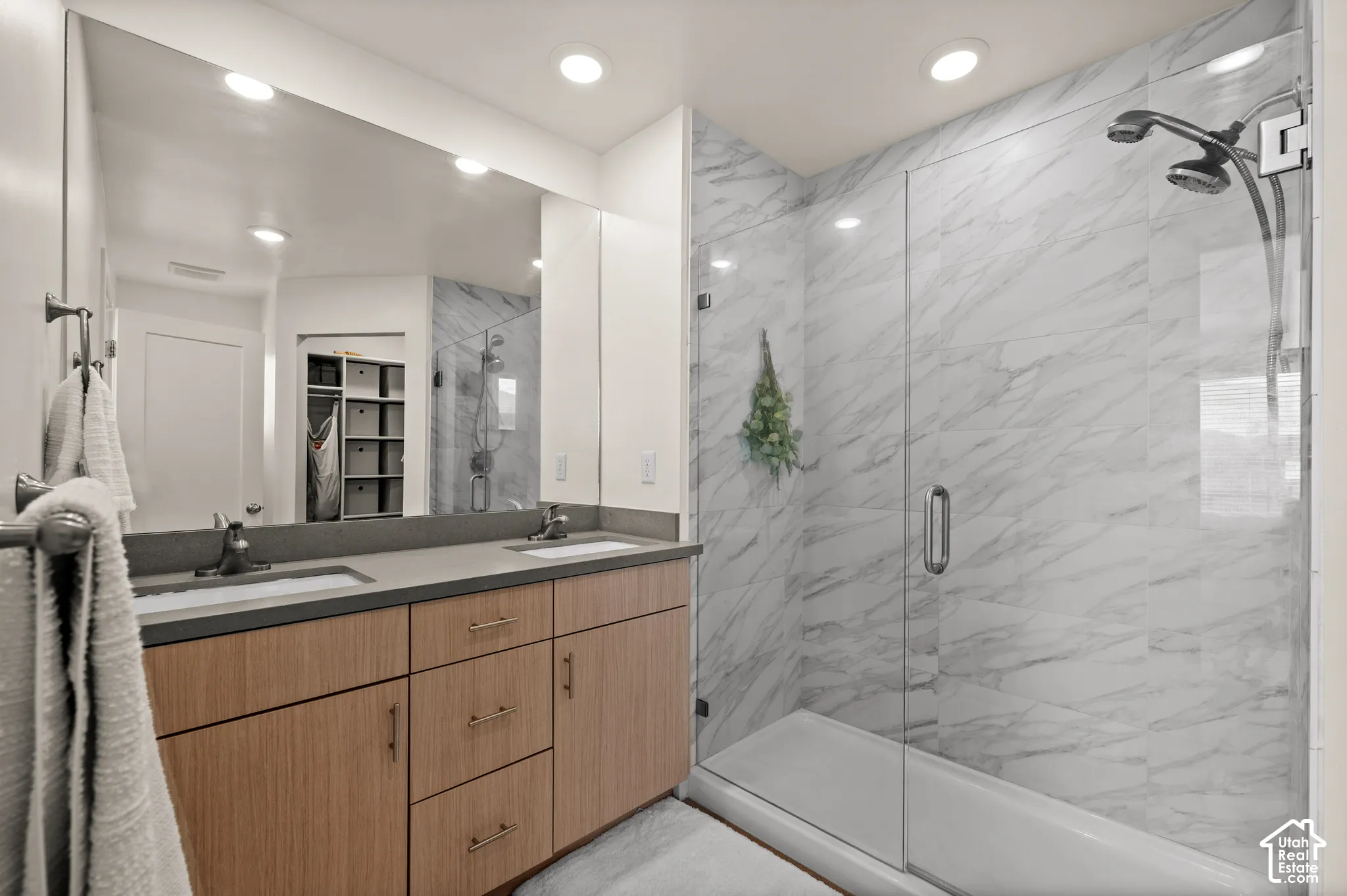 Dual vanity with undermount sinks and contemporary hardware