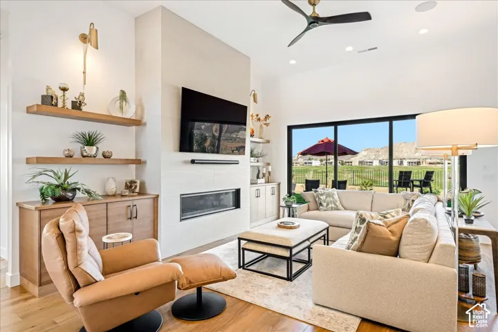 Vaulted ceiling with an integrated ceiling fan and recessed lighting