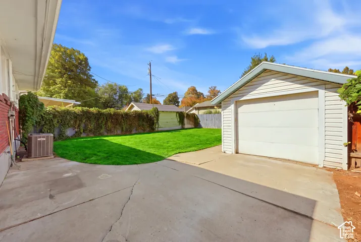 Detached garage and fenced yard
