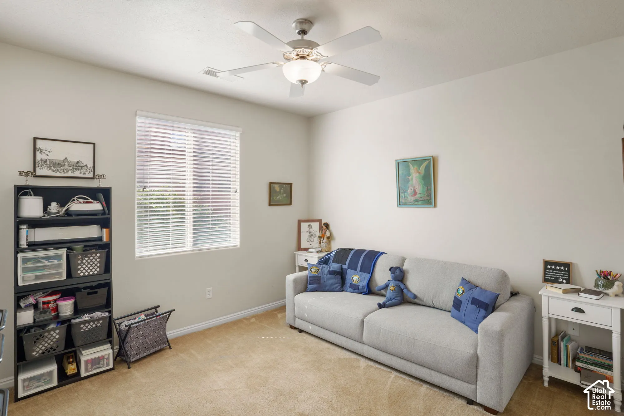 Recessed window with horizontal blinds, overhead ceiling fan with lighting, and neutral carpeting