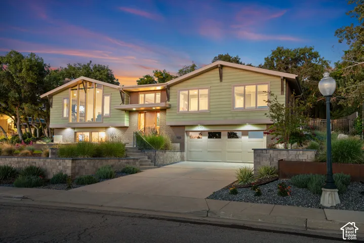 Beautiful Oak Hills home near The University of Utah, Primary Children's Hospital, Hogle Zoo, Bonneville golf and much more