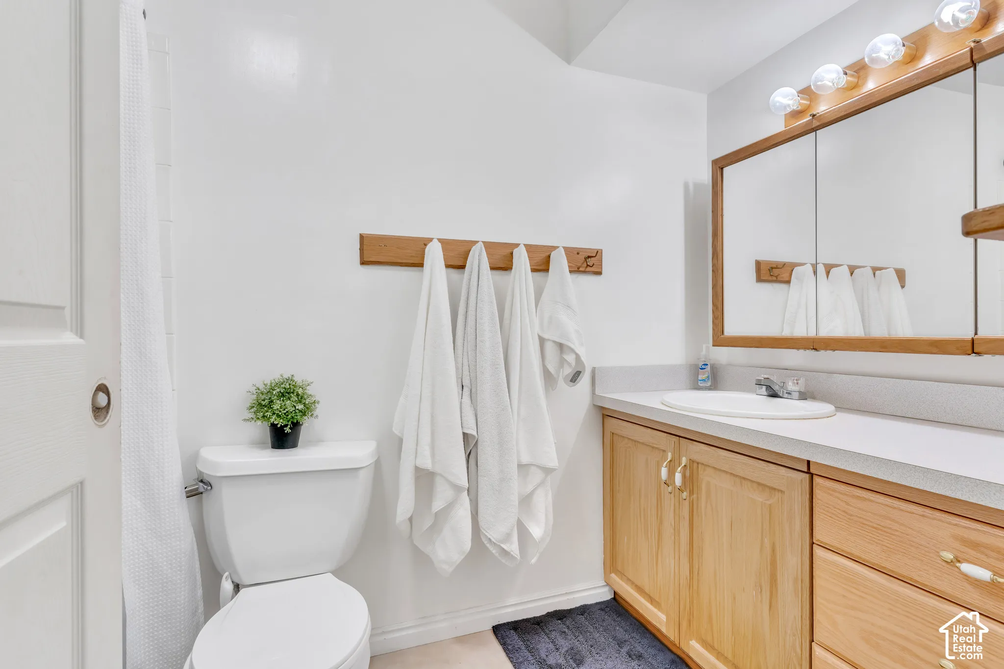 Apartment Full Bathroom