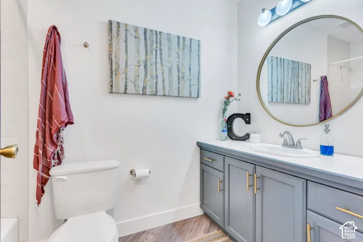 Full main bathroom