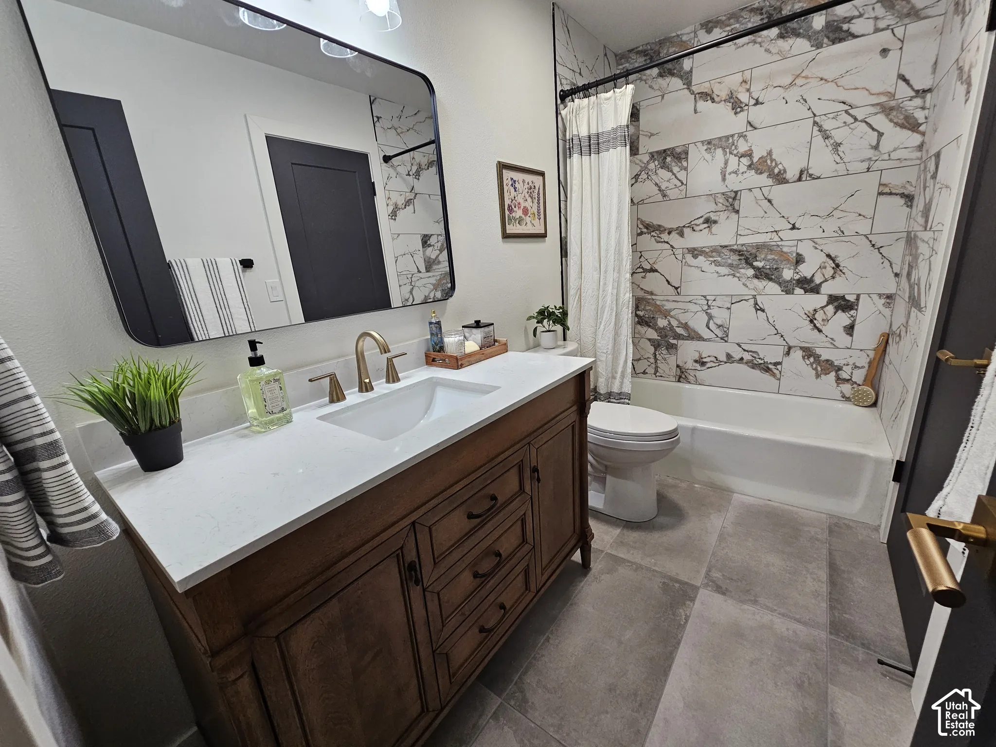 Main bathroom (the second door is private access for the Principal Suite)