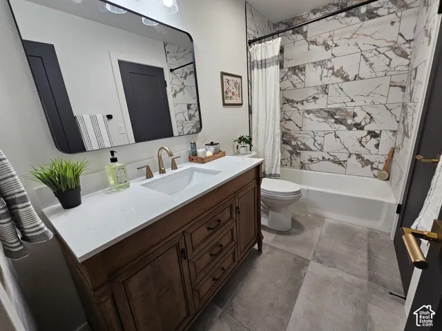 Main bathroom (the second door is private access for the Principal Suite)