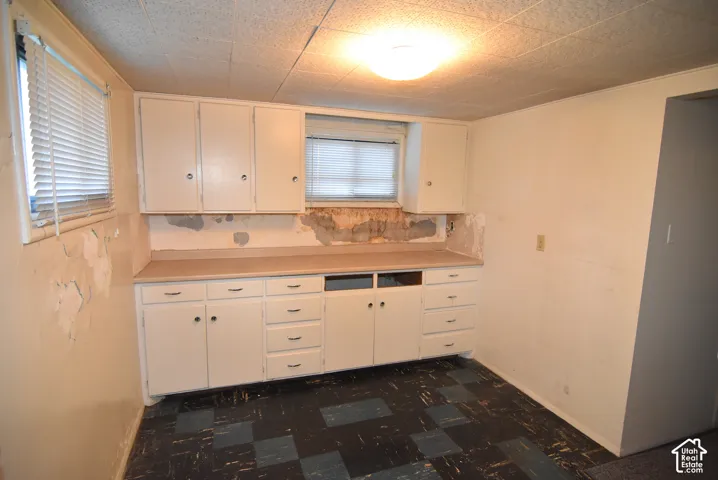 Prep style area (was a former kitchen area but great for hobbies, crafts etc.