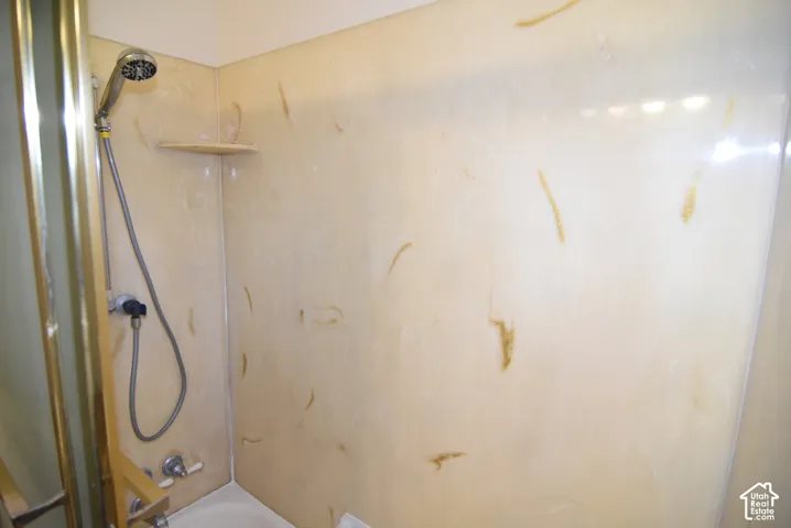 Cultured marble surround tub/shower combo Additional content