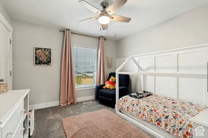 Ceiling fan with integrated lighting