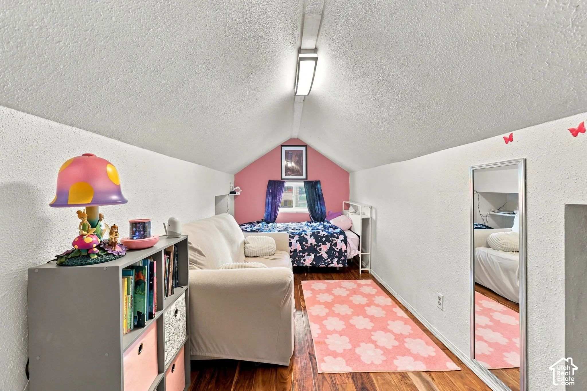 Vaulted ceiling with overhead lighting