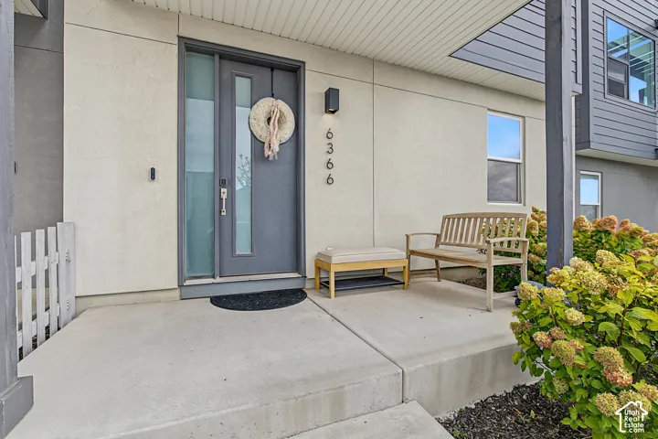 Modern entry door with an integrated sidelight