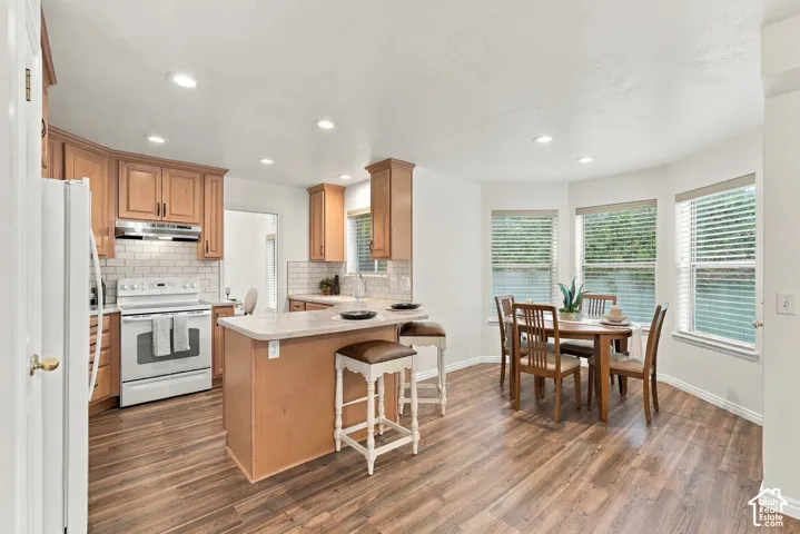 Kitchen featuring breakfast nook and bar area