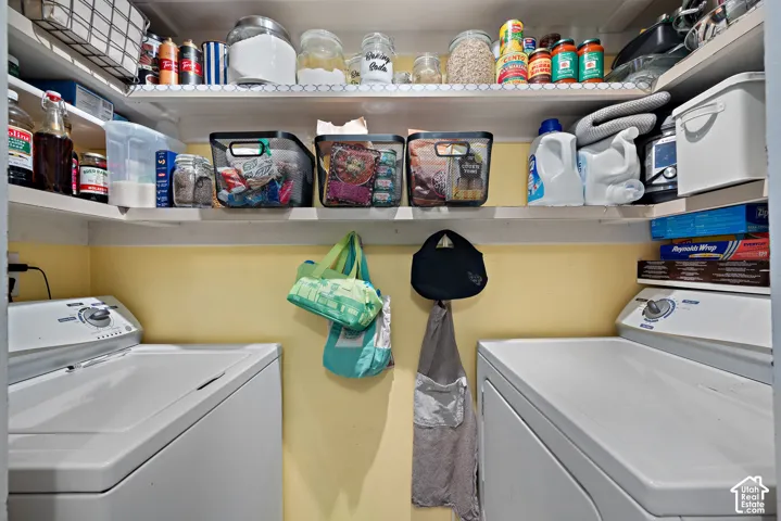 Integrated laundry appliances with upper shelving