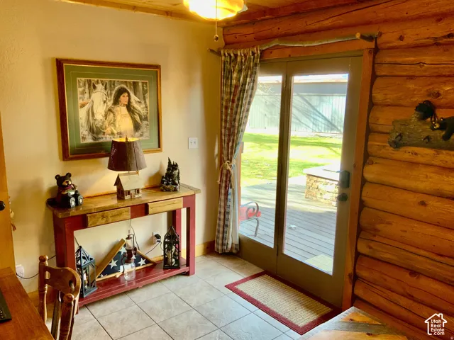 Natural wood-log wall construction