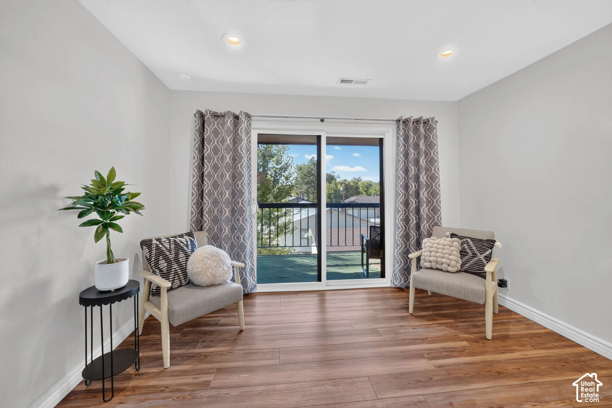A sitting area by the sliding glass doors to the deck.