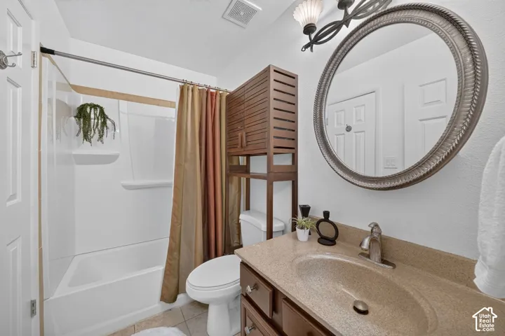 White bath/shower combination with a shower rod
