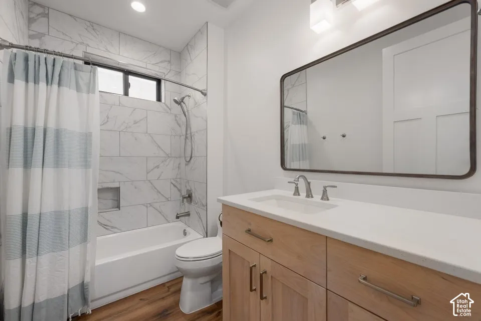 Integrated bathtub with tiled surround featuring a built-in niche