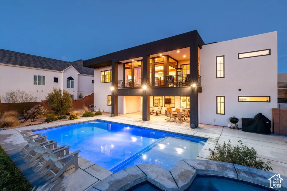Swimming pool with integrated spa and surrounding hardscaping