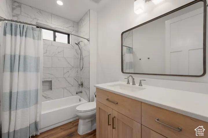 Integrated bathtub with tiled surround featuring a built-in niche