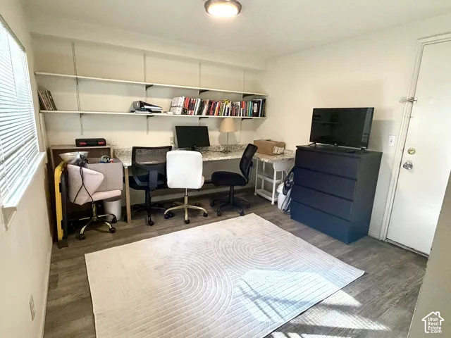 Built-in desk are and wall shelving in basement office / den