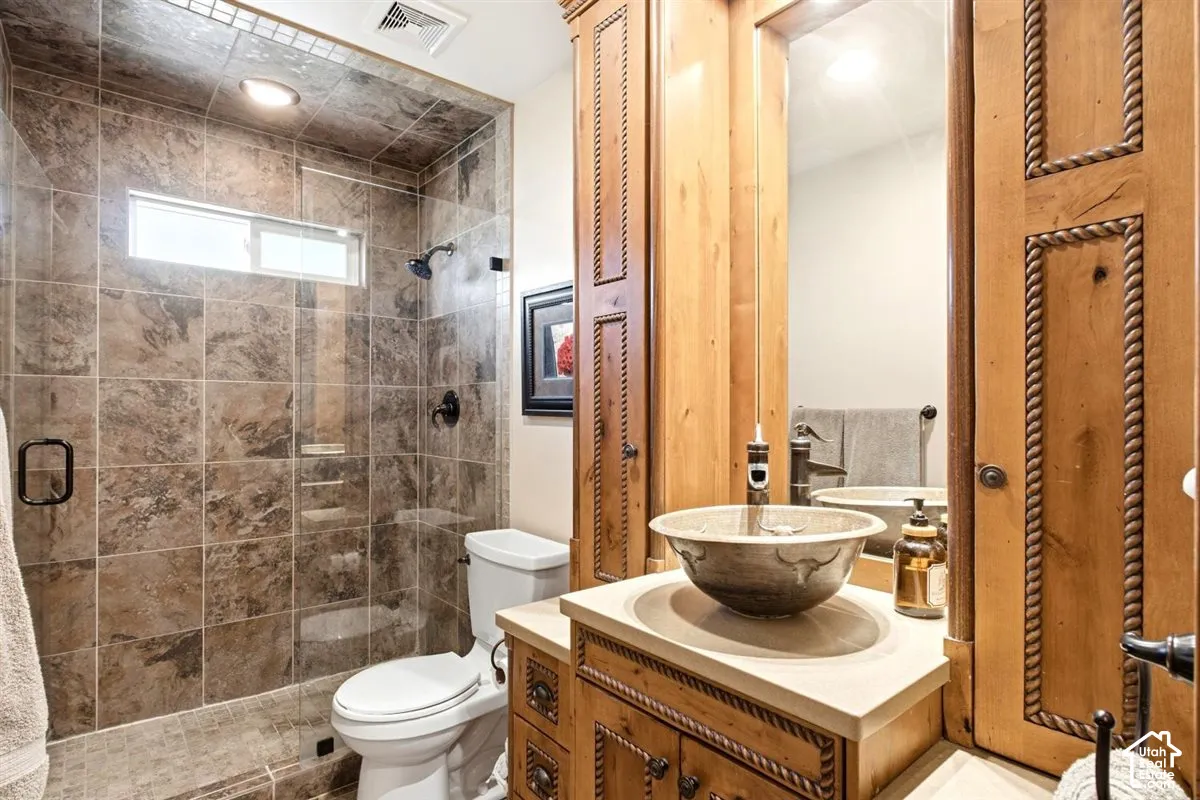 Tile-surround shower with a fixed glass panel, shower niche, and small transom window