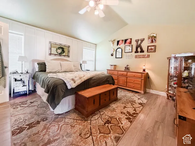 Vaulted ceiling with a ceiling fan