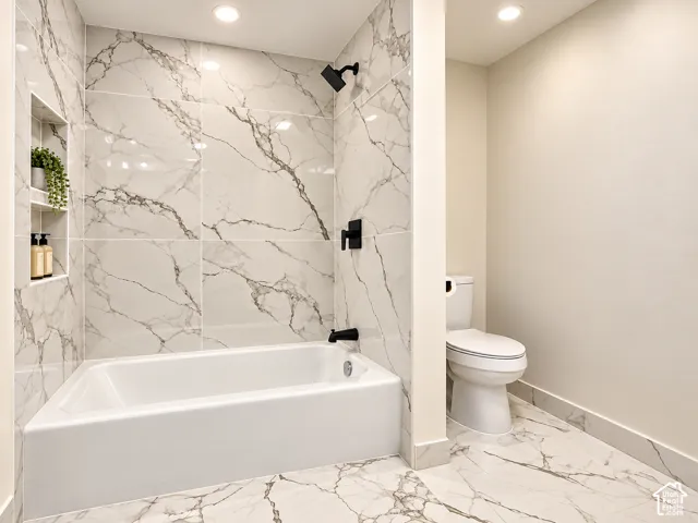 Built-in bathtub with a tile surround, recessed shower niche, and matte black fixtures