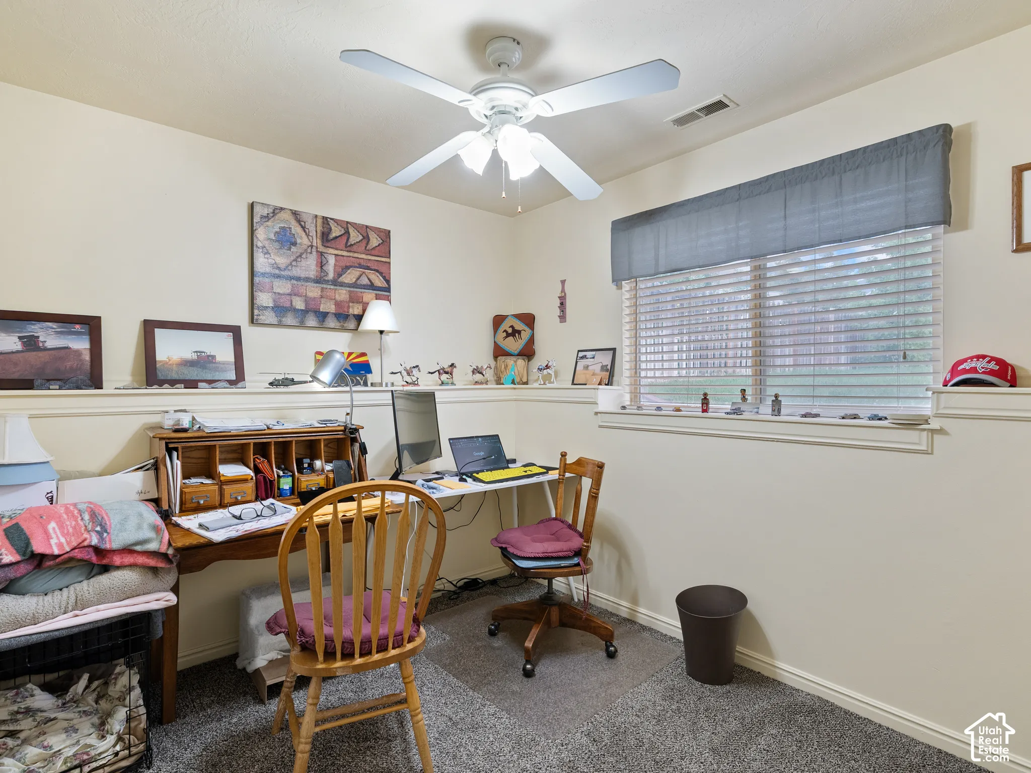 Recessed window with blinds, ceiling fan with integrated lighting, built-in wall ledge, and neutral wall paint