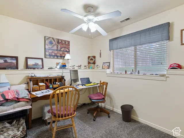 Recessed window with blinds, ceiling fan with integrated lighting, built-in wall ledge, and neutral wall paint
