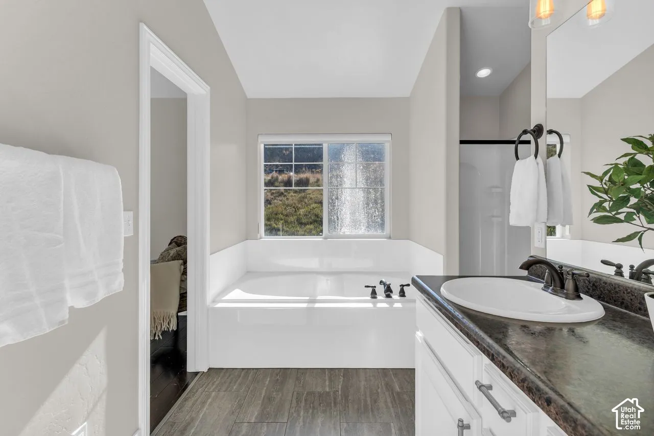 Ensuite bath with large soaking tub