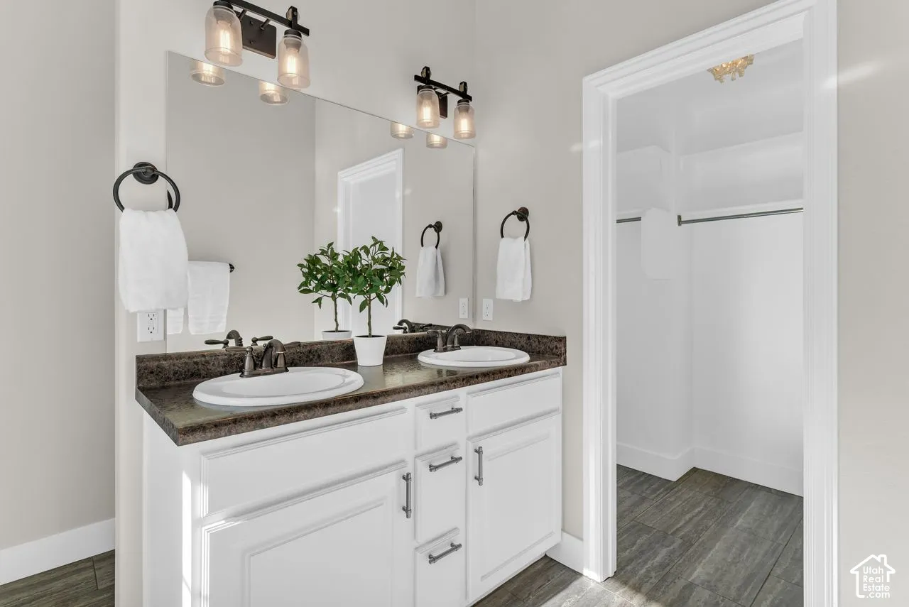 Ensuite bath with dual sinks