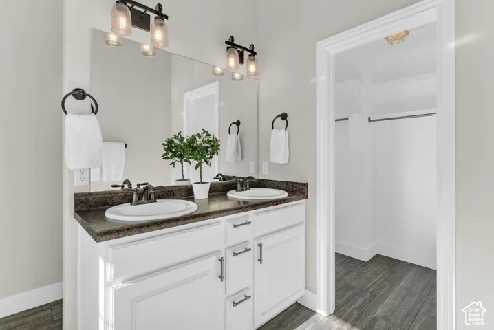 Ensuite bath with dual sinks