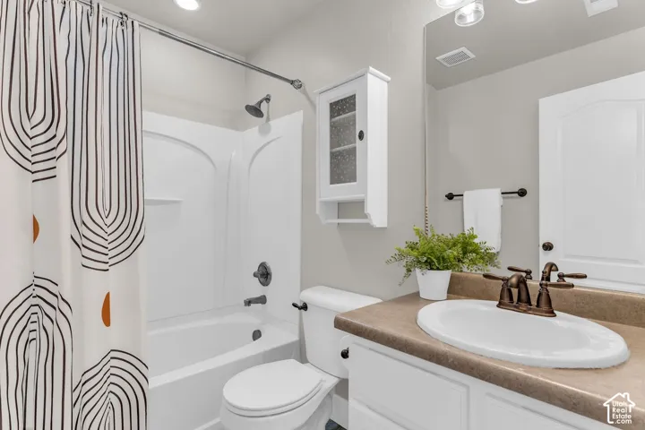 Second-story hallway bath