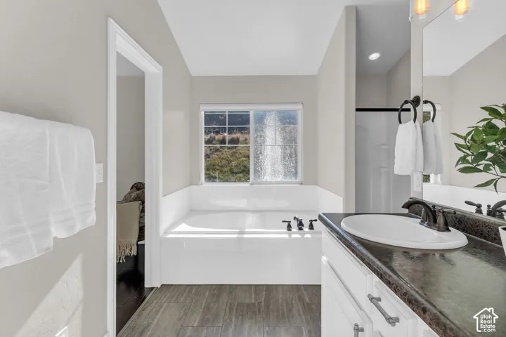 Ensuite bath with large soaking tub