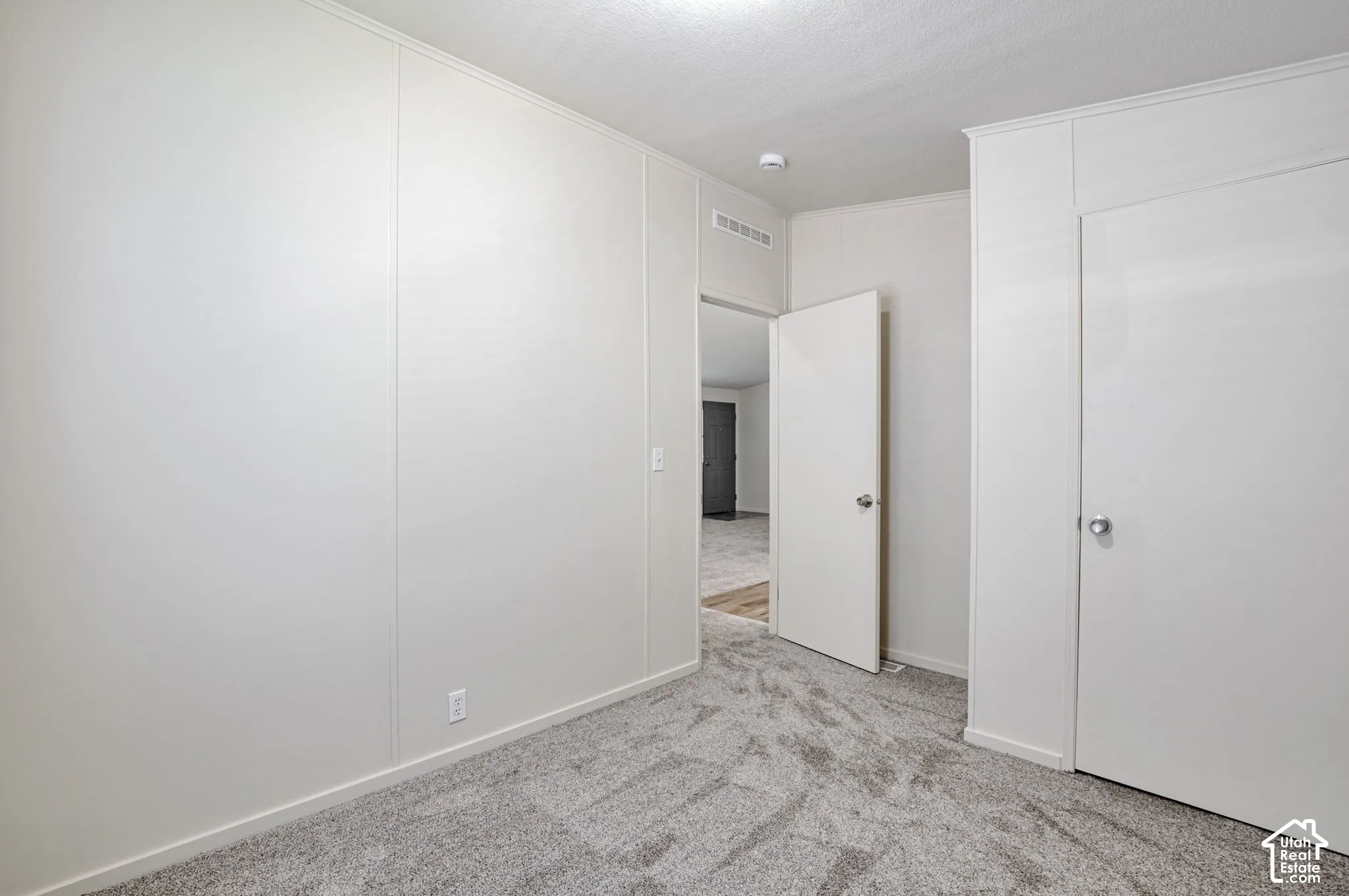Gray textured carpeting throughout